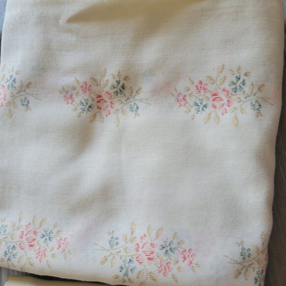 Vintage Thomaston Twin Sheet Set With Floral Pattern - Picture 2 of 3